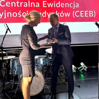 Dorota Cabańska GINB odbiera nagrodę Skrzydła IT w Administracji